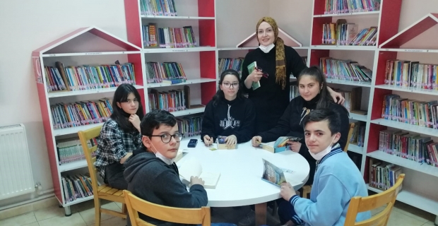 Öğrencilerden Kütüphane Haftası kutlama etkinliği