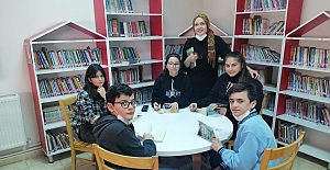 Öğrencilerden Kütüphane Haftası kutlama etkinliği