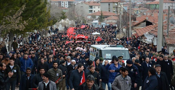 Nişanlısına asker elbisesiyle veda etti