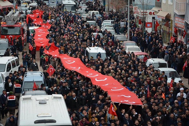 Nişanlısına asker elbisesiyle veda etti