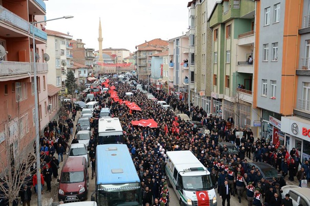 Nişanlısına asker elbisesiyle veda etti