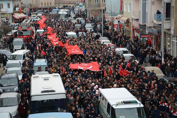 Nişanlısına asker elbisesiyle veda etti