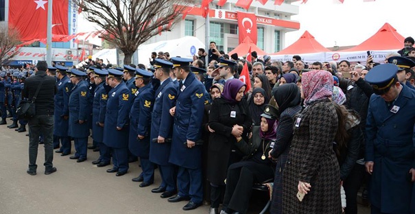 Nişanlısına asker elbisesiyle veda etti