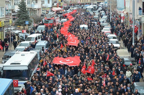 Nişanlısına asker elbisesiyle veda etti