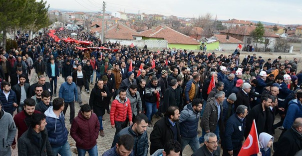 Nişanlısına asker elbisesiyle veda etti