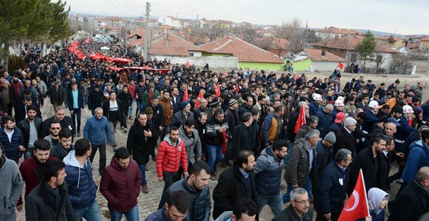 Nişanlısına asker elbisesiyle veda etti