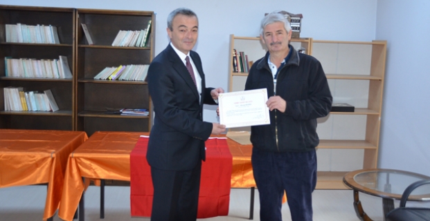 Yeni emekli olan öğretmene ‘Hizmet Şeref Belgesi’