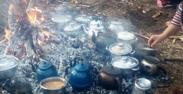 Orman işçileri ekmeğini taştan çıkartıyor