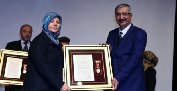 Şehit annesine Devlet Övünç Madalyası