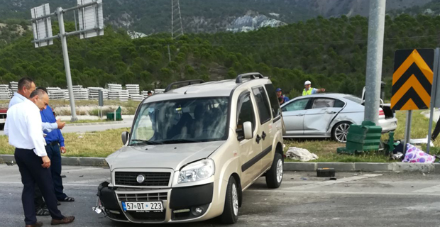Otomobil ile kamyonet çarpıştı: 9 yaralı