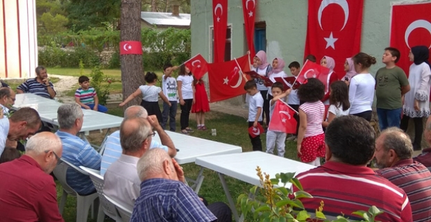 Kuran kursu öğrencilerinden 15 Temmuz etkinliği