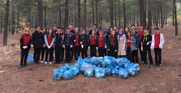 Öğrenciler ormanlık alanda çevre temizliği yaptı