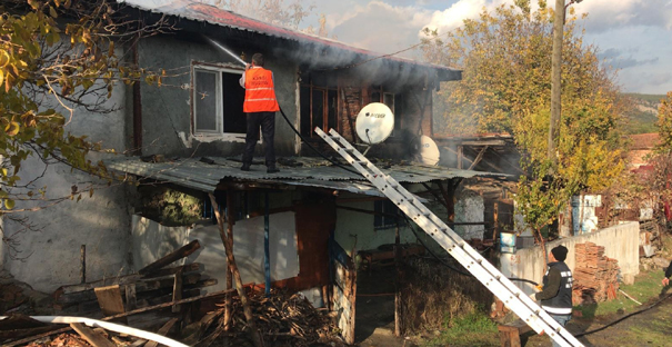 Cenazeye gittiği sırada evi yandı