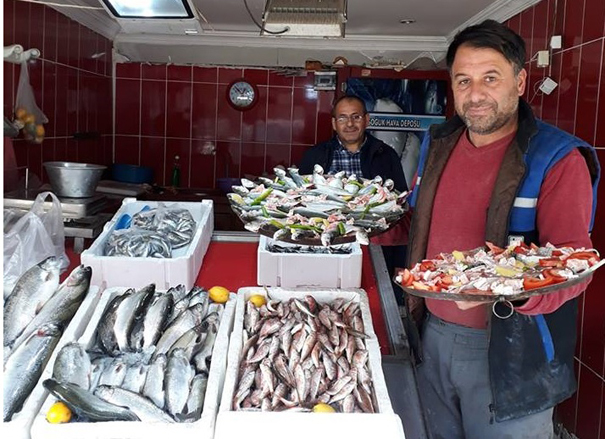 Kış aylarının vazgeçilmezi hamsi yok satıyor