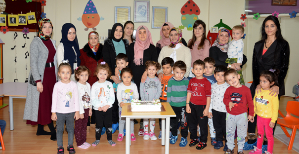 Miniklerden öğretmenlerine sürpriz kutlama