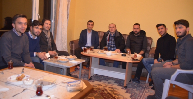 Kaymakam üniversiteli öğrencilerin evlerine konuk oldu