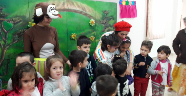 Minikler, tiyatro gösterisi ile eğlendi