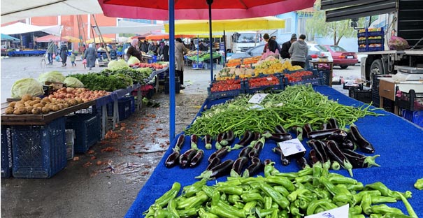 Sebze pazarında canlılık