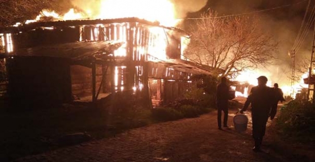 8 ev yanarak kül oldu