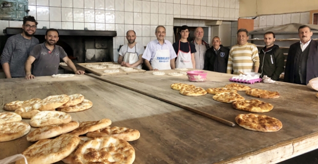 Meşhur Kargı pidesi iftar sofralarını süslüyor