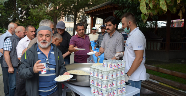 Mihrihatun Camii’nde pilav dağıtıldı