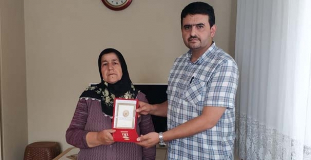 Madalyası eşine veridi