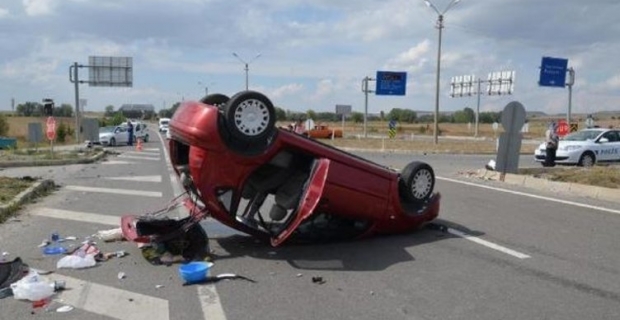 Otomobil takla attı