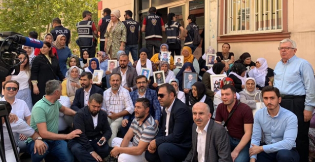 Tatlı’dan eylem yapan annelere destek