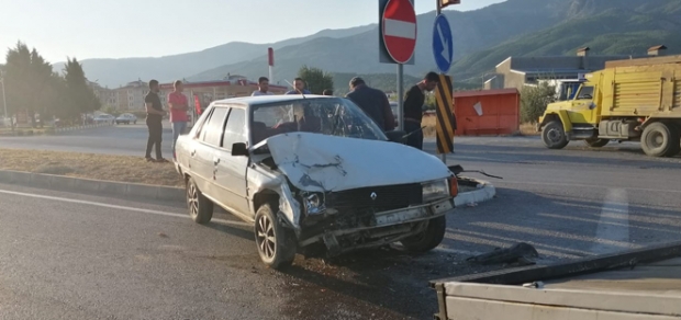 Kamyonla otomobil çarpıştı: 1 yaralı