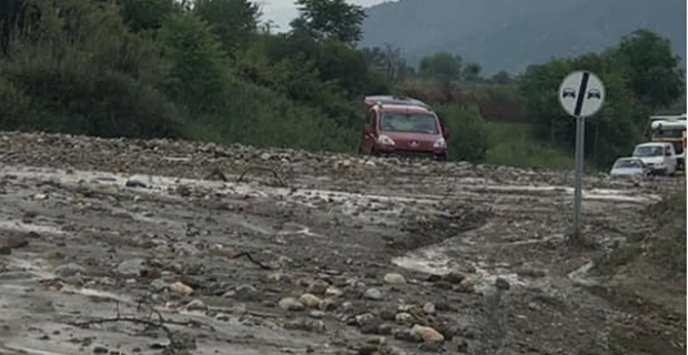 Heyelan meydana gelen yol trafiğe kapandı