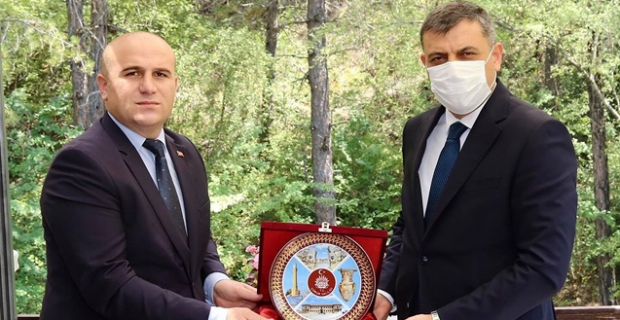 Kaymakam Taş'a plaket ve başarı belgesi