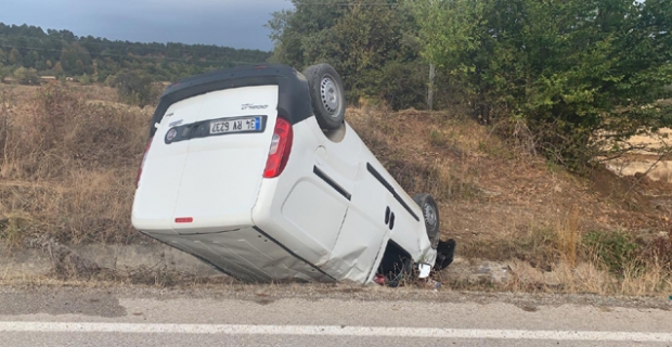 Kontrolden çıkan kamyonet takla attı