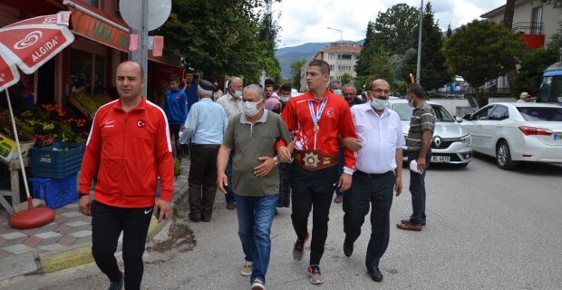 Dünya şampiyonu Rıfat Eren Gıdak'tan çarşıda şampiyonluk turu