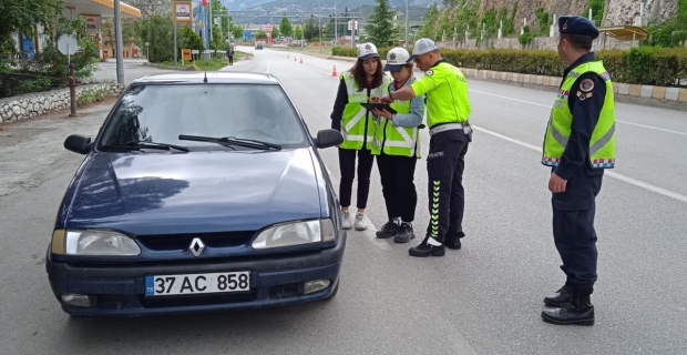 Öğrenciler Trafik Polisi oldu