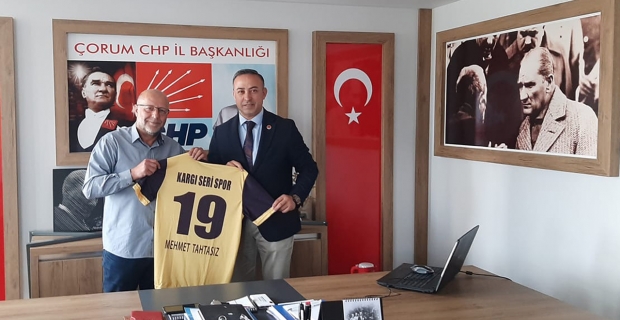 Seri Spor’dan Mehmet Tahtasız'a forma hediyesi