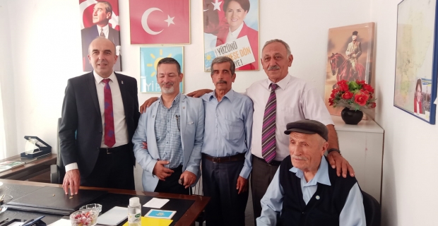 İYİ Parti’ye katılan yeni üyelere rozetlerini taktı