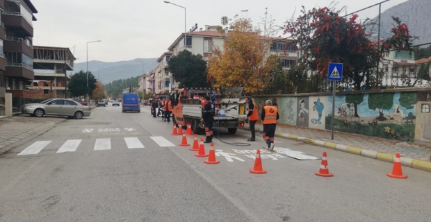 Yaya geçitleri yenilendi