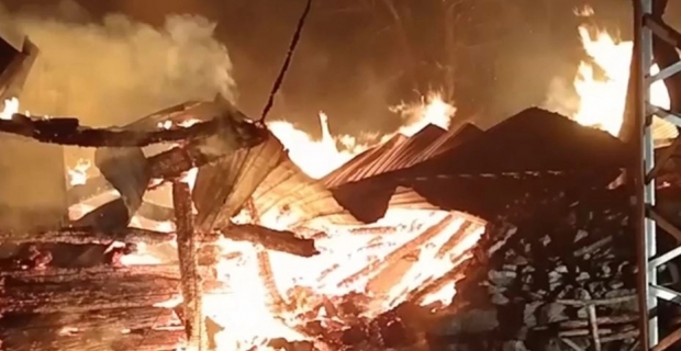 Korkutan yangın: Üç ev ile bir samanlık küle döndü