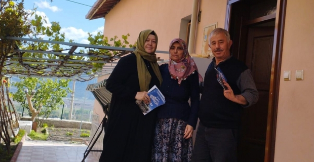 AK Partili kadınlar kapı kapı dolaştı
