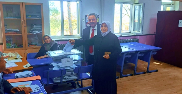 AK Parti'nin Belediye Başkan adayı Cahit Arpa eşi ile birlikte oy kullandı