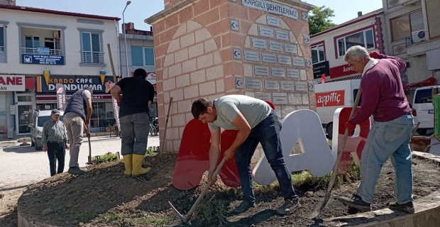 Kargı’da Saat Kulesi çevresi çiçeklendirildi