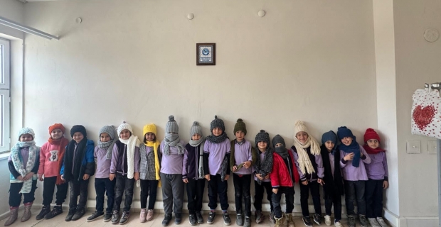 Bir yumak mutluluk projesiyle örülen atkı ve bereler köy okullarına ulaştırıldı