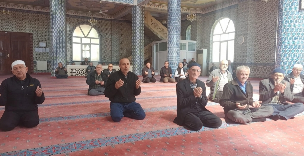 Cami cemaatinden şehitleri için dua