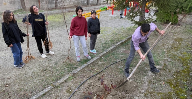 Cumhuriyet öğrencileri fidan dikti