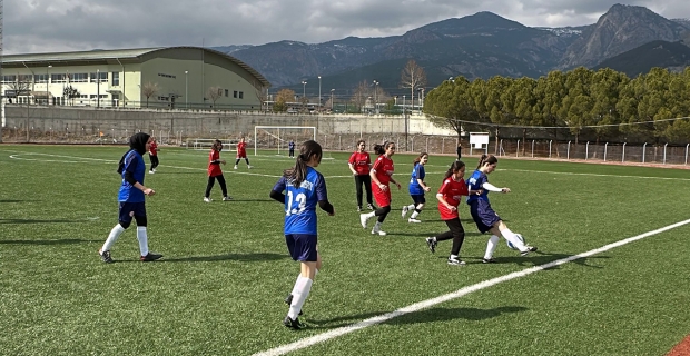 Kargı’nın ilk kız futbol takımı ilk maçına çıktı