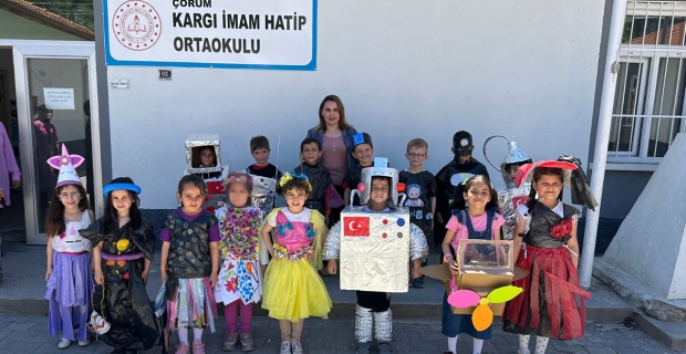 Kargı'da minik öğrenciler geri dönüşüm defilesiyle çevreye dikkat çekti