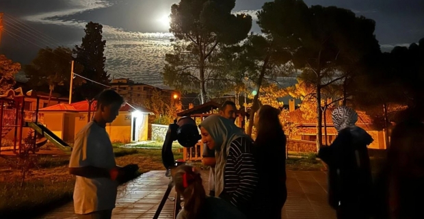 Kargı'da 7'den 70'e herkes, süper dolunayı teleskopla izledi