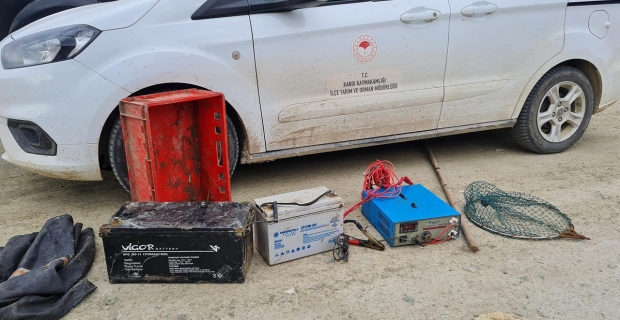Elektrikle balık avına suçüstü: Malzemelere el konuldu, balıklar geri salındı