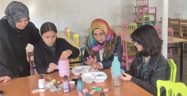 Atık malzemeler dekoratif süslere dönüştürüldü