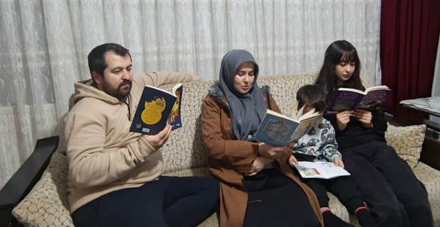 Kargı’da 19.19 okuma geleneği sürüyor: Aileler ve öğrenciler aynı anda kitap başında